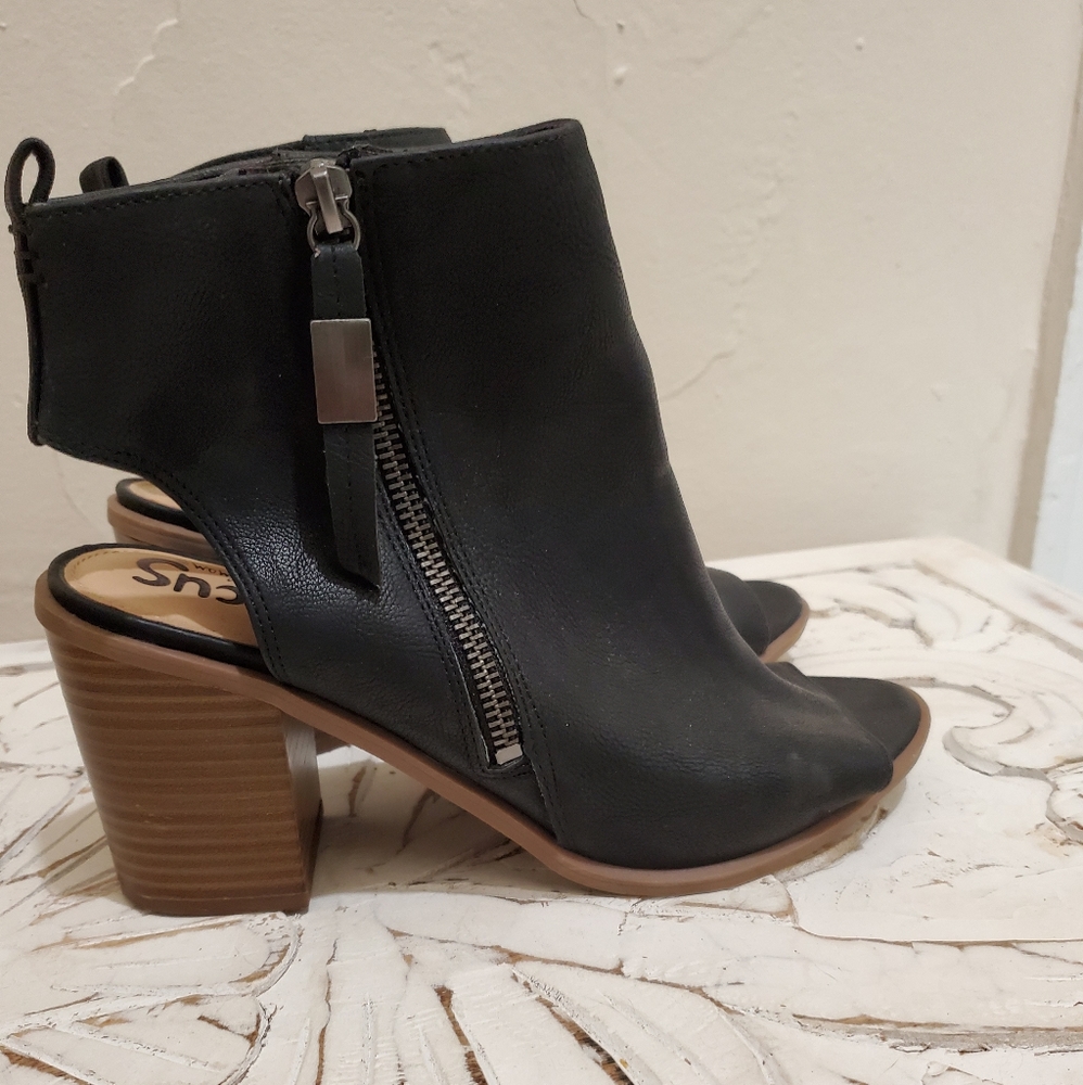 Sam Edelman size 8.5 heeled booties